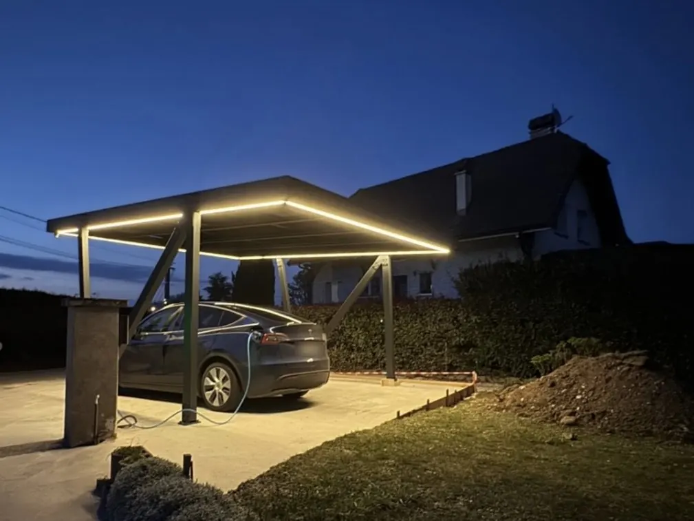 Voiture électrique en charge sous un carport solaire équipé par JCBO Toit ENR