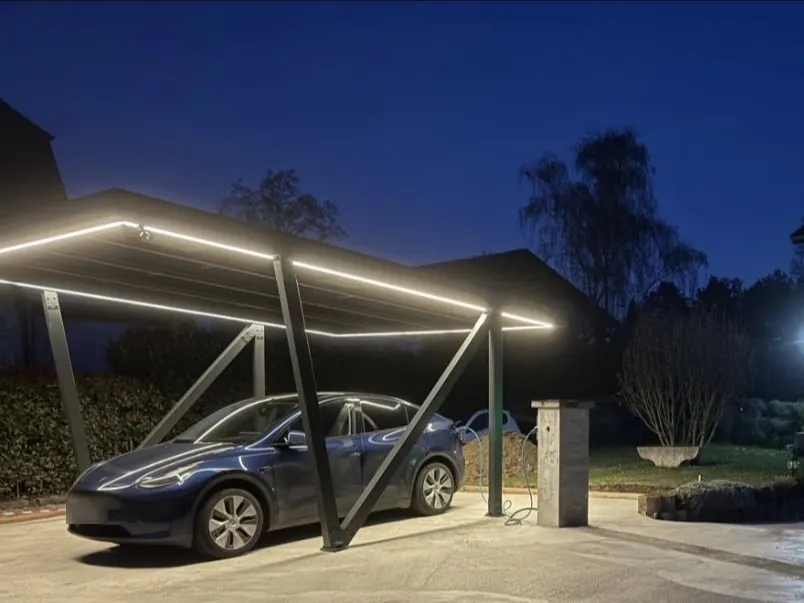 Carport solaire à éclairage LED abritant une voiture électrique, réalisé par JCBO Toit ENR