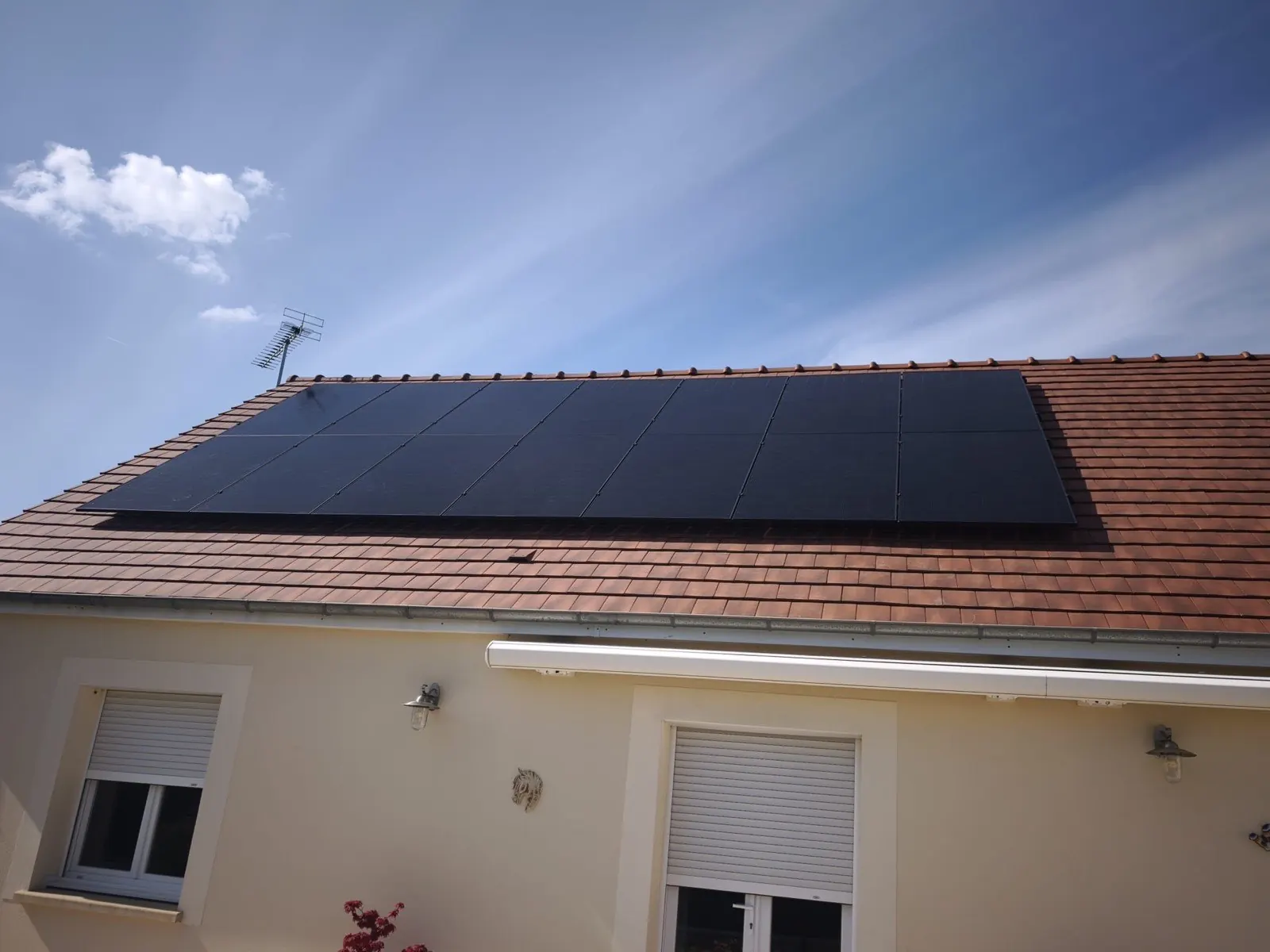Installation de panneaux solaires photovoltaïques sur toiture en tuiles par JCBO Toit ENR