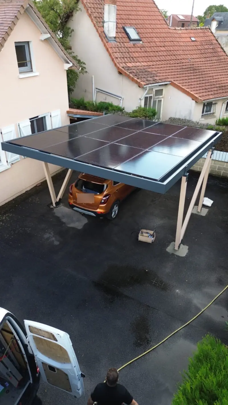 Carport solaire résidentiel en bois vu du ciel